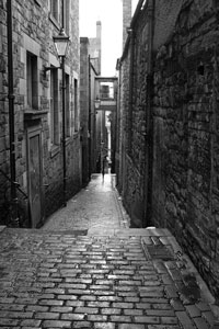 narrow street in Edinburgh's Old Town